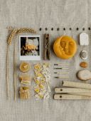 Свеча из пчелиного воска «Месяц и солнце»