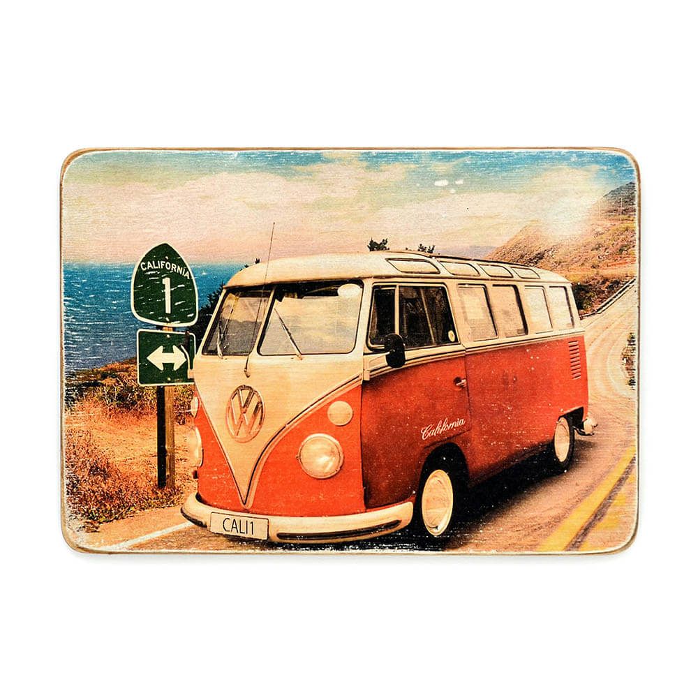 Деревянный постер "Volkswagen. Красный Фольксваген Т1 на дороге"