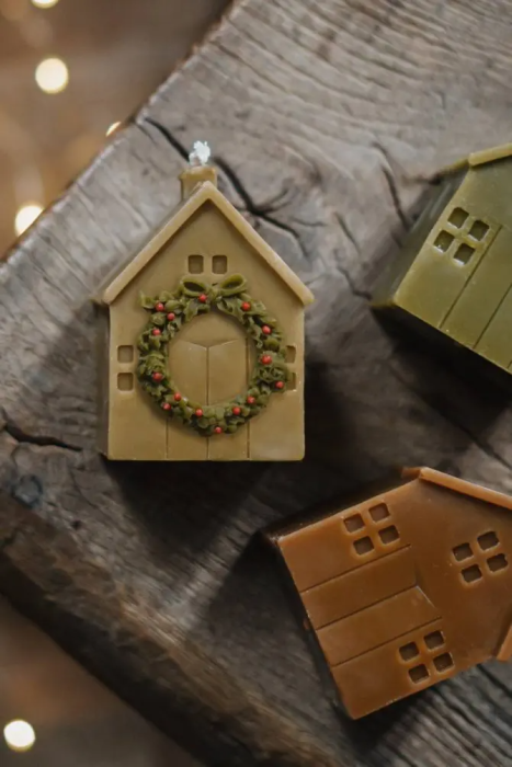 Пчелиная свечка «Рождественский домик» (бежевый)