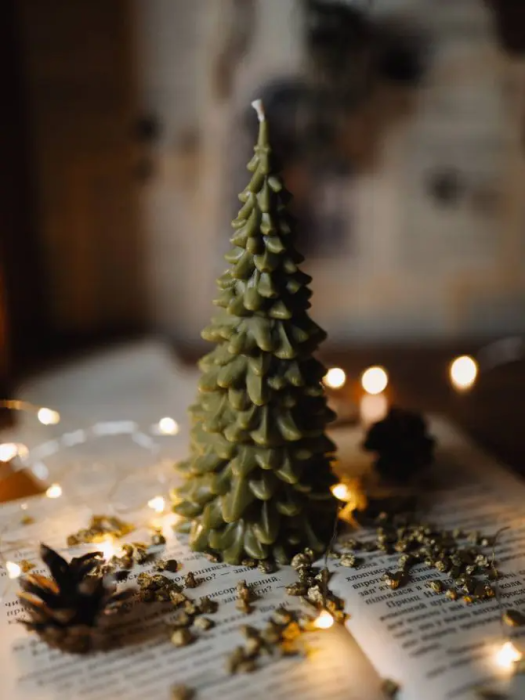 Пчелино-соевая свеча-елка (оливковая) Пчелино-соевая свеча-елка (оливковая)