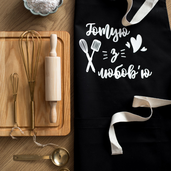 Фартук "Готовлю с любовью (с лопатками)" черный